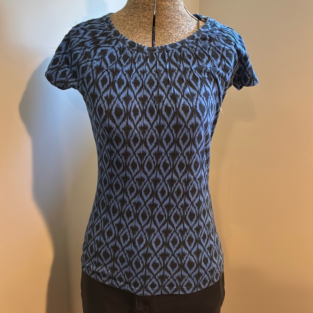 💜 4/$20 TOPS - Patterned t shirt